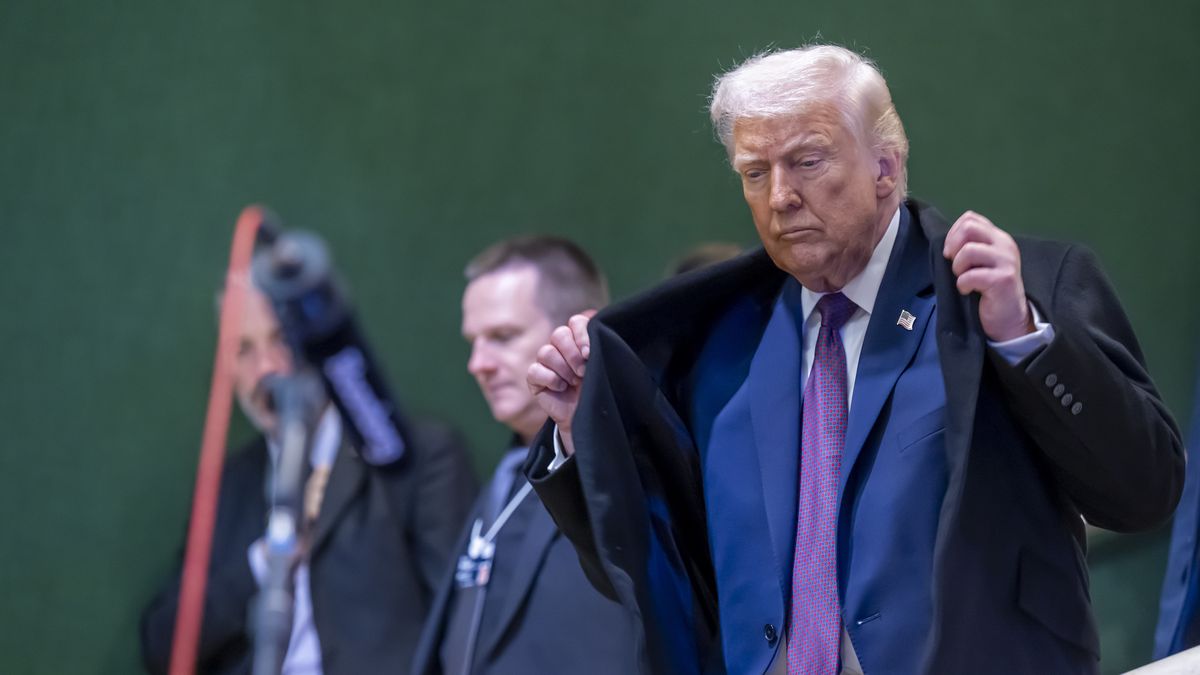 US President Donald Trump leaves at the Annual Meeting of the World Economic Forum (WEF), in Davos, Switzerland, 22 January 2026. The 2026 summit, running from 19 to 23 January and held under the theme 'A Spirit of Dialogue,' brings together global political leaders, corporate executives, and scientists to address international challenges. EPA/LAURENT GILLIERON Dostawca: PAP/EPA.
