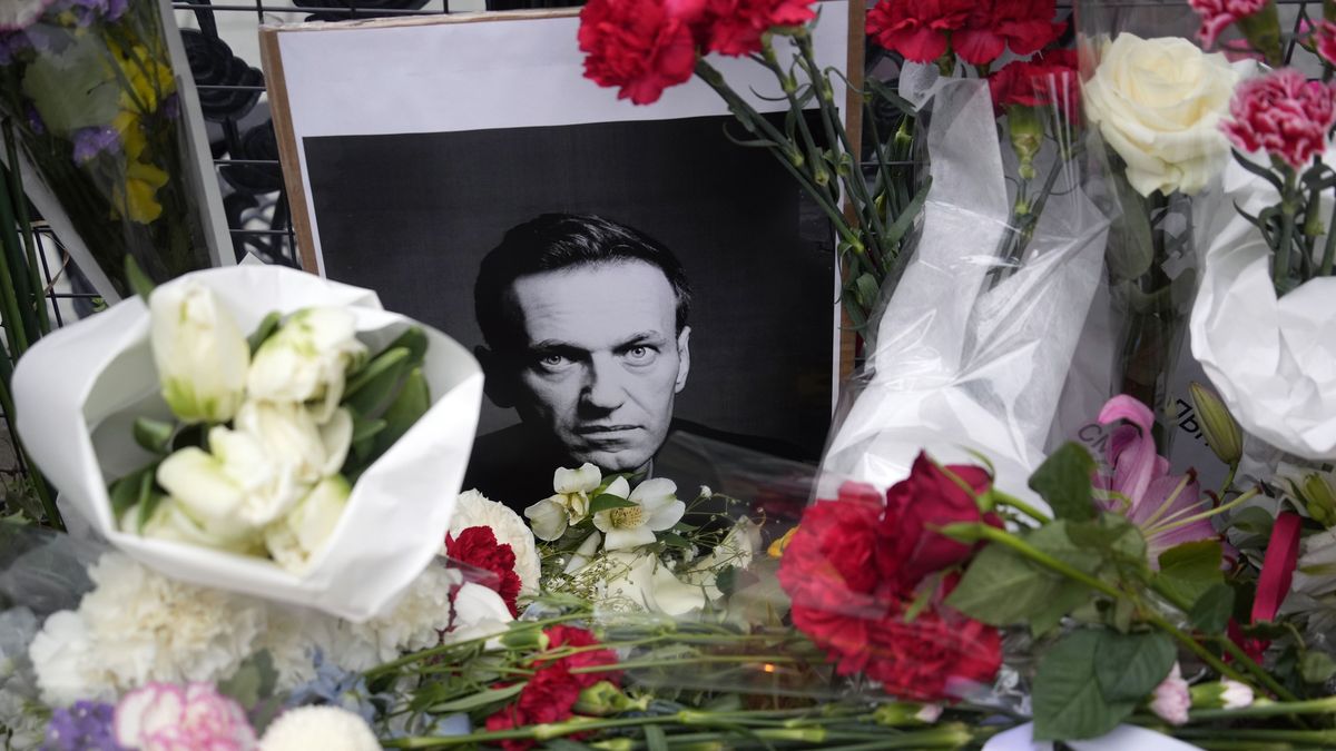 epaselect epa11160246 A portrait of Russian opposition leader Alexei Navalny is displayed surrounded with flowers before the Russian Orthodox Church in Tokyo, Japan, 17 February 2024. Russian opposition leader and outspoken Kremlin critic Alexei Navalny has died aged 47 in a penal colony, the Federal Penitentiary Service of the Yamalo-Nenets Autonomous District announced on 16 February 2024. A prison service statement said that Navalny 'felt unwell' after a walk on 16 February, and it was investigating the causes of his death. In late 2023 Navalny was transferred to an Arctic penal colony considered one of the harshest prisons. EPA/FRANCK ROBICHON Dostawca: PAP/EPA.