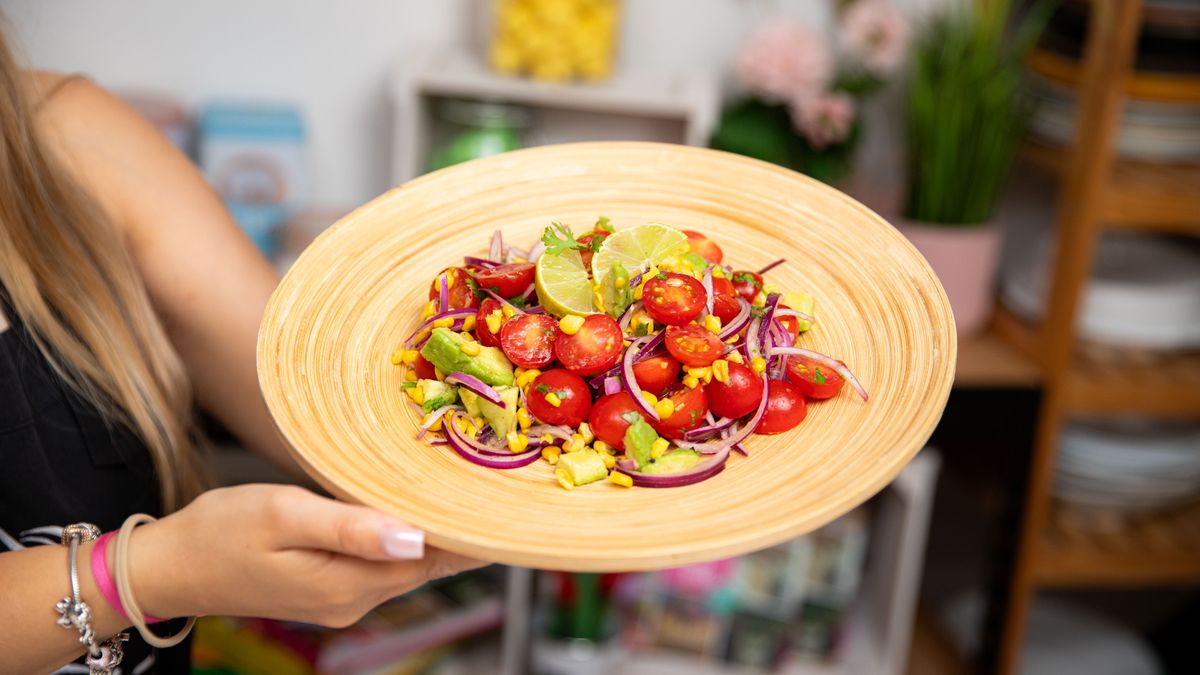 Wakacyjna sałatka z awokado i kukurydzą