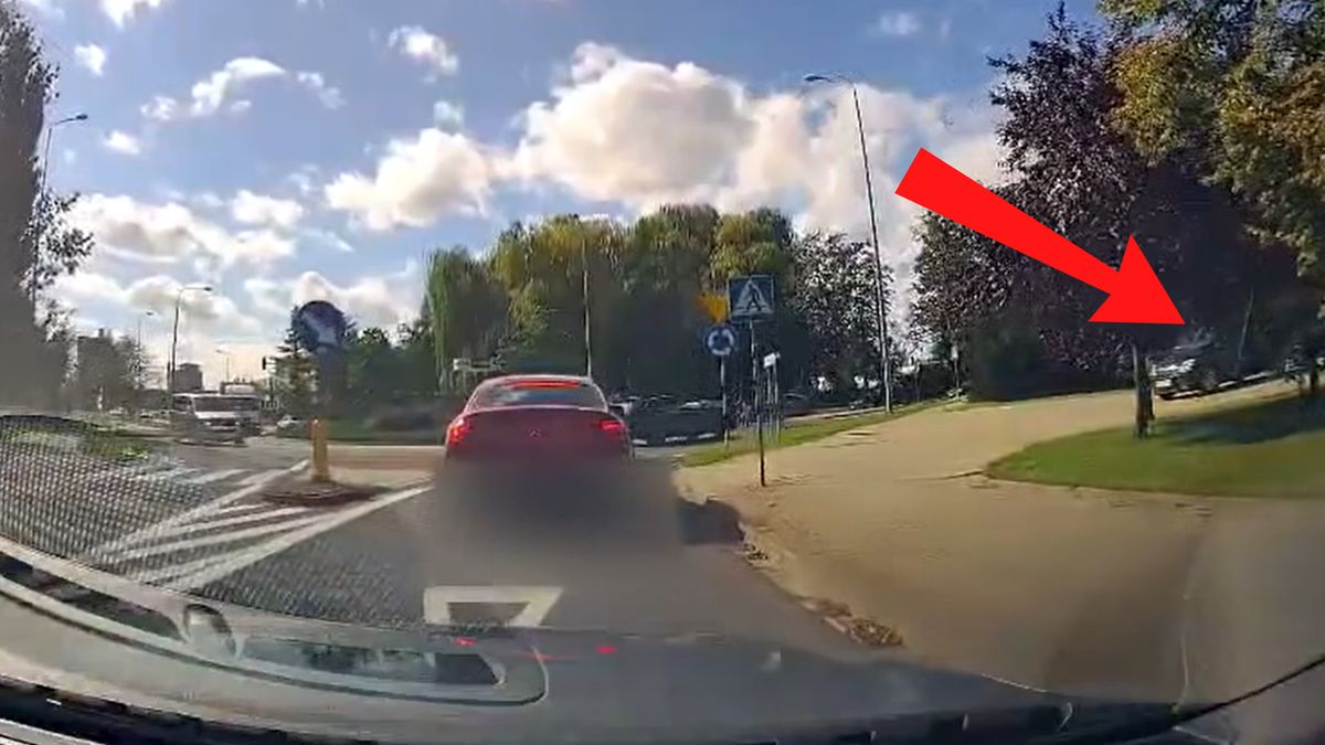 Chodnikiem wyjeżdżał z galerii handlowej.