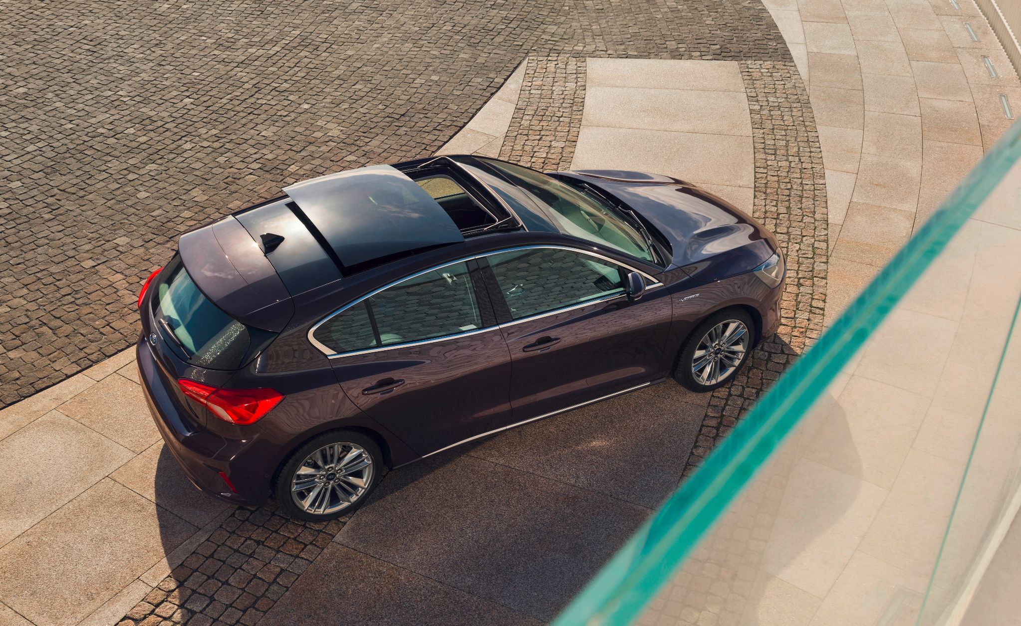 Szukasz luksusowego kompaktu, ale nie chcesz przepłacać? Ford Focus Vignale wydaje się być dobrą ofertą.