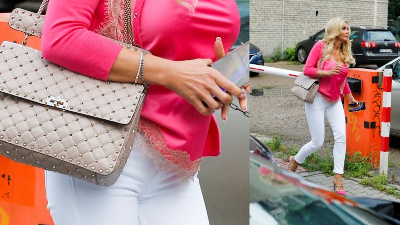 Monika Chwajoł przemierza warszawską Pragę w biało-różowej stylizacji