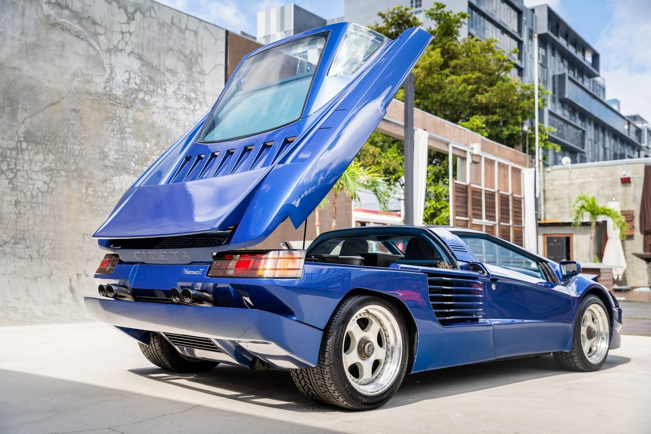 Cizeta wizualnie przypomina Lamborghini Diablo.