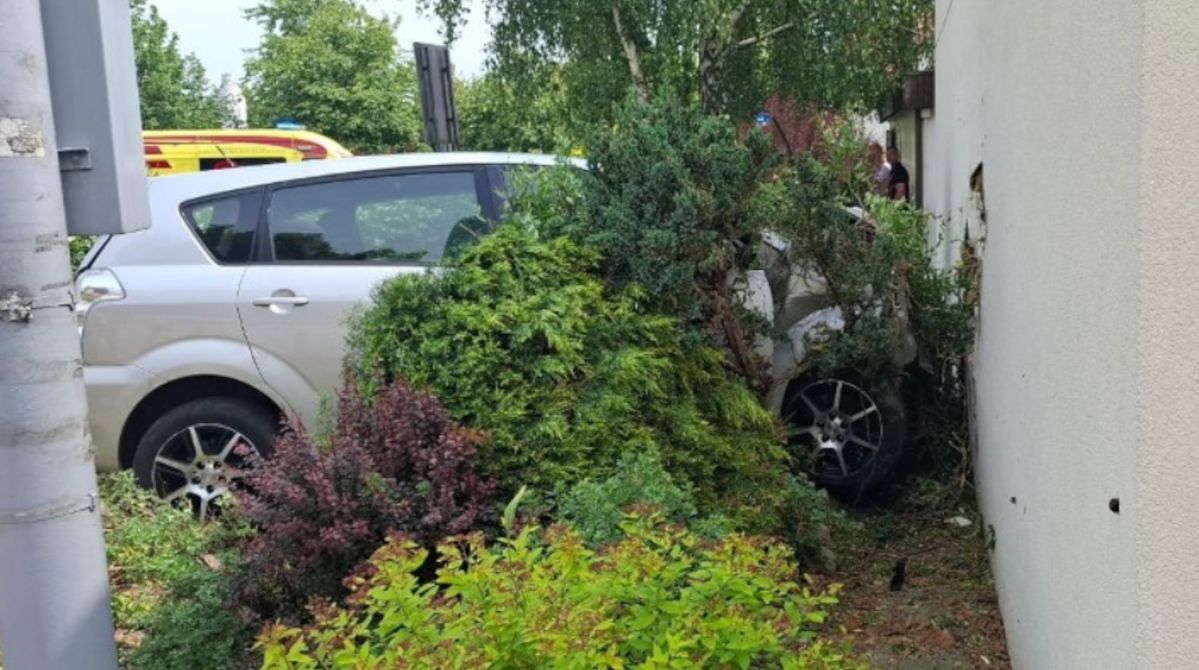 Wypadek w Kowalu. Samochód uderzył w budynek mieszkalny