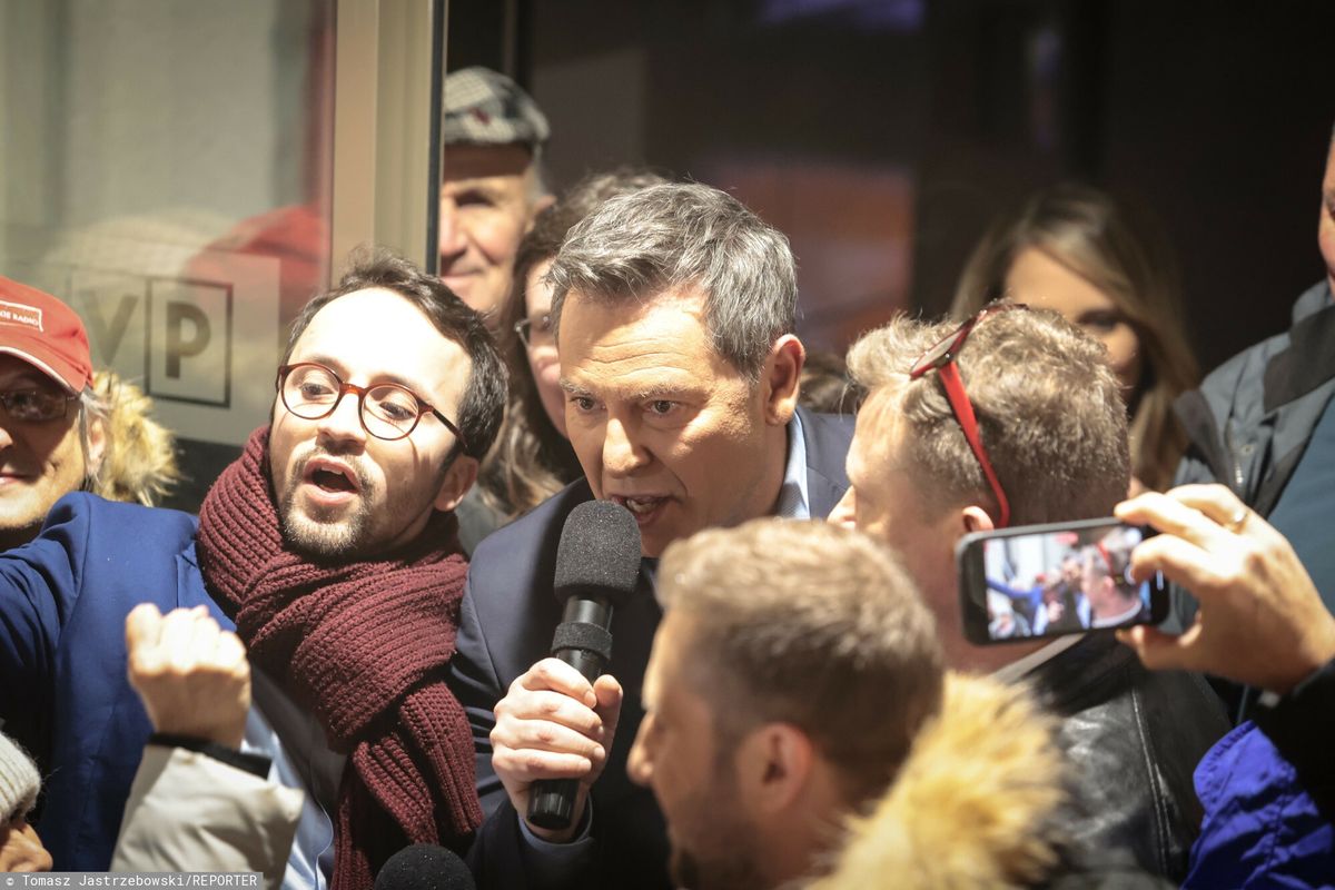 Protest przed budynkiem TVP. Na zdjęciu szef TVP Info Samuel Pereira i prowadzący "Wiadomości" Michał Adamczyk