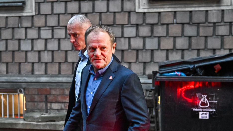 Warszawa, 19.10.2023. Przewodniczący PO Donald Tusk (P) wychodzi po posiedzeniu Zarządu Krajowego PO w Warszawie, 19 bm. Zarząd upoważnił Donalda Tuska do rozmów koalicyjnych z Trzecią Drogą i Lewicą, jednocześnie potwierdzając, że jest on kandydatem Platformy Obywatelskiej na urząd premiera RP. (mr) PAP/Radek Pietruszka