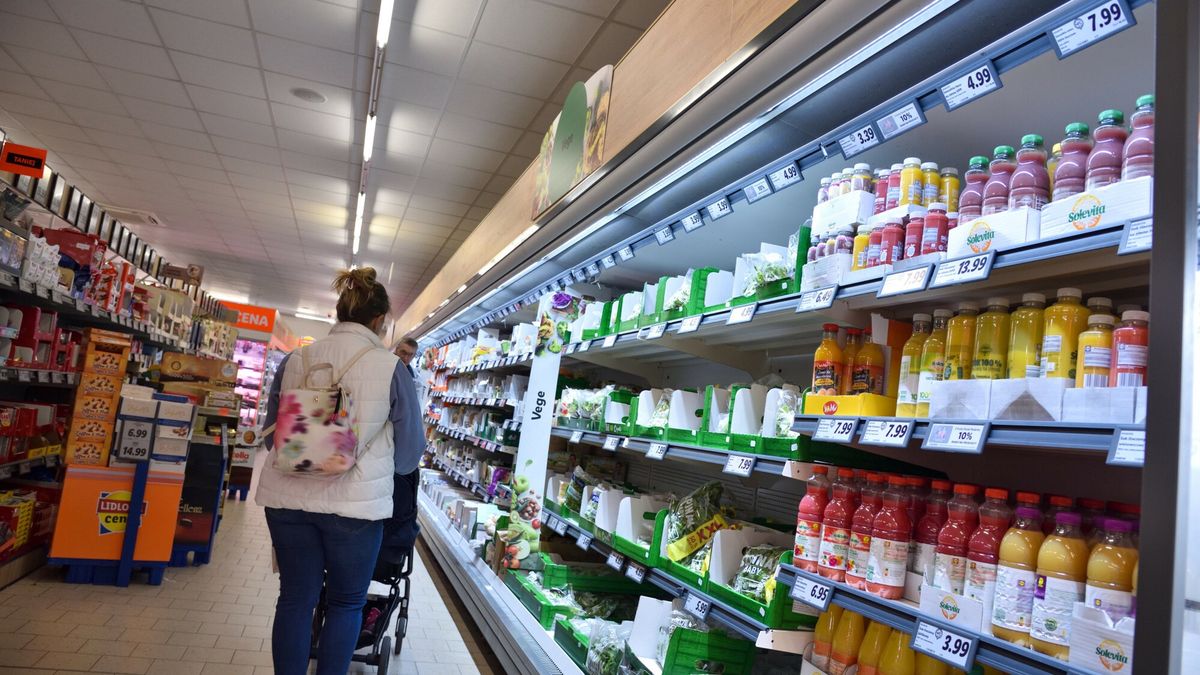 Stock Bart?omiej MagierowskiFot. Bartlomiej Magierowski/East News. Wroclaw 5.10.2023. Dyskont spozywczy Lidl przy ulicy Dunskiej. N/z: produkty spozywcze i kupujacy.Bartlomiej Magierowski