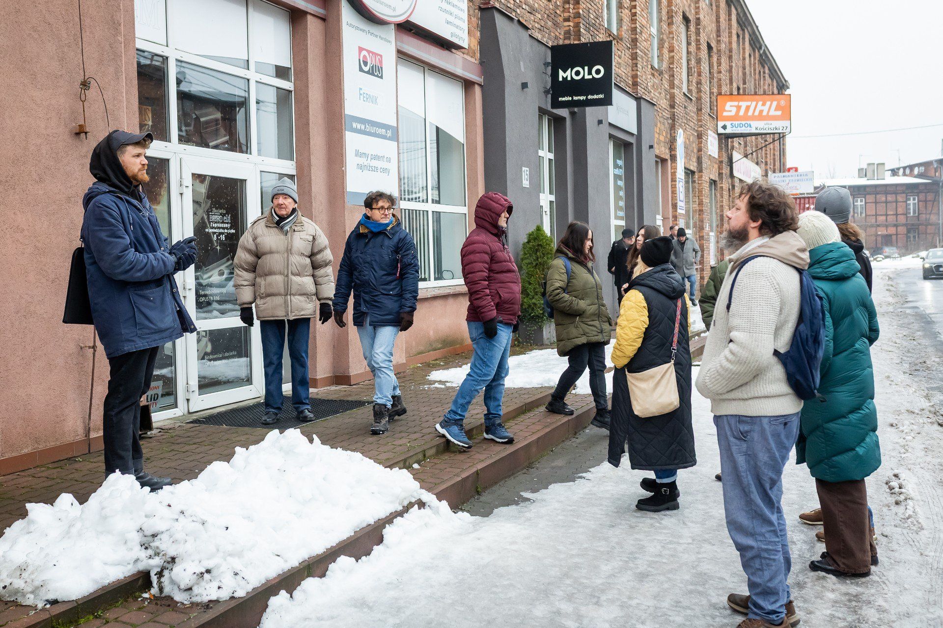 Przystankami na trasie spaceru były przygotowane wystawy. Jedną z nich zorganizowano w budynku dawnej &#34;Kobry&#34; przy ul. Kościuszki 27.
