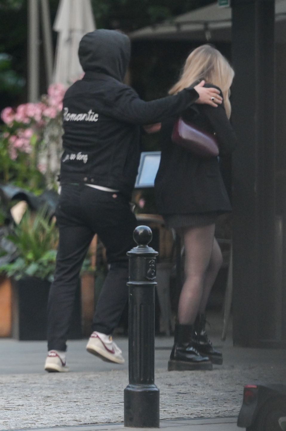 Kuba Karaś wraca poranną porą do mieszkania z tajemniczą blondynką