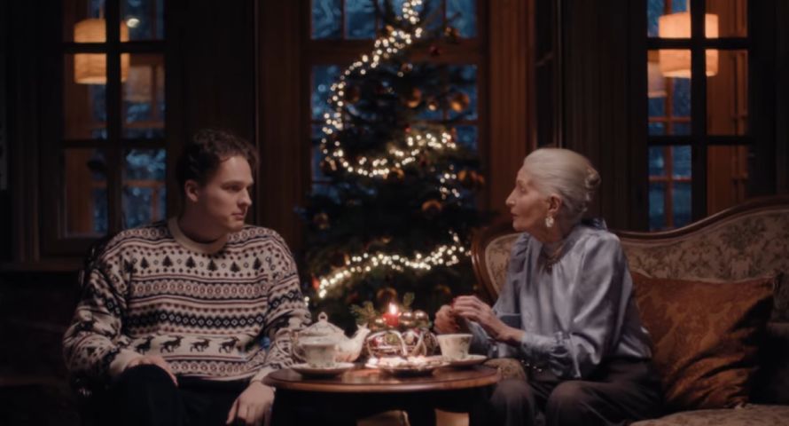 Kancelaria premiera w spocie ostrzega przed oszustwami "na wnuczka"