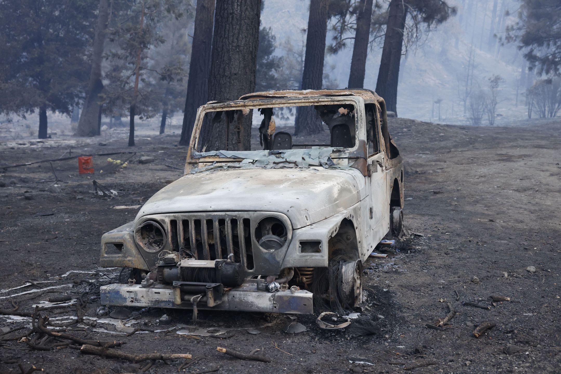 'Bridge Fire' Wildfire Continues to Burn in Southern Californiaepa11599309 Remnants from a burnt car are left behind in Wrightwood, California, USA, 11 September 2024. The Bridge Fire, which has now burned more than 47,000 acres in Angeles National Forest, is one of three large wildfires currently burning in Southern California after igniting amid a heat wave in the region.  EPA/CAROLINE BREHMAN Dostawca: PAP/EPA.CAROLINE BREHMAN