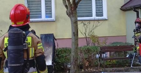 Pożar mieszkania na os. Rosochy w Ostrowcu Św. — jedna osoba poszkodowana