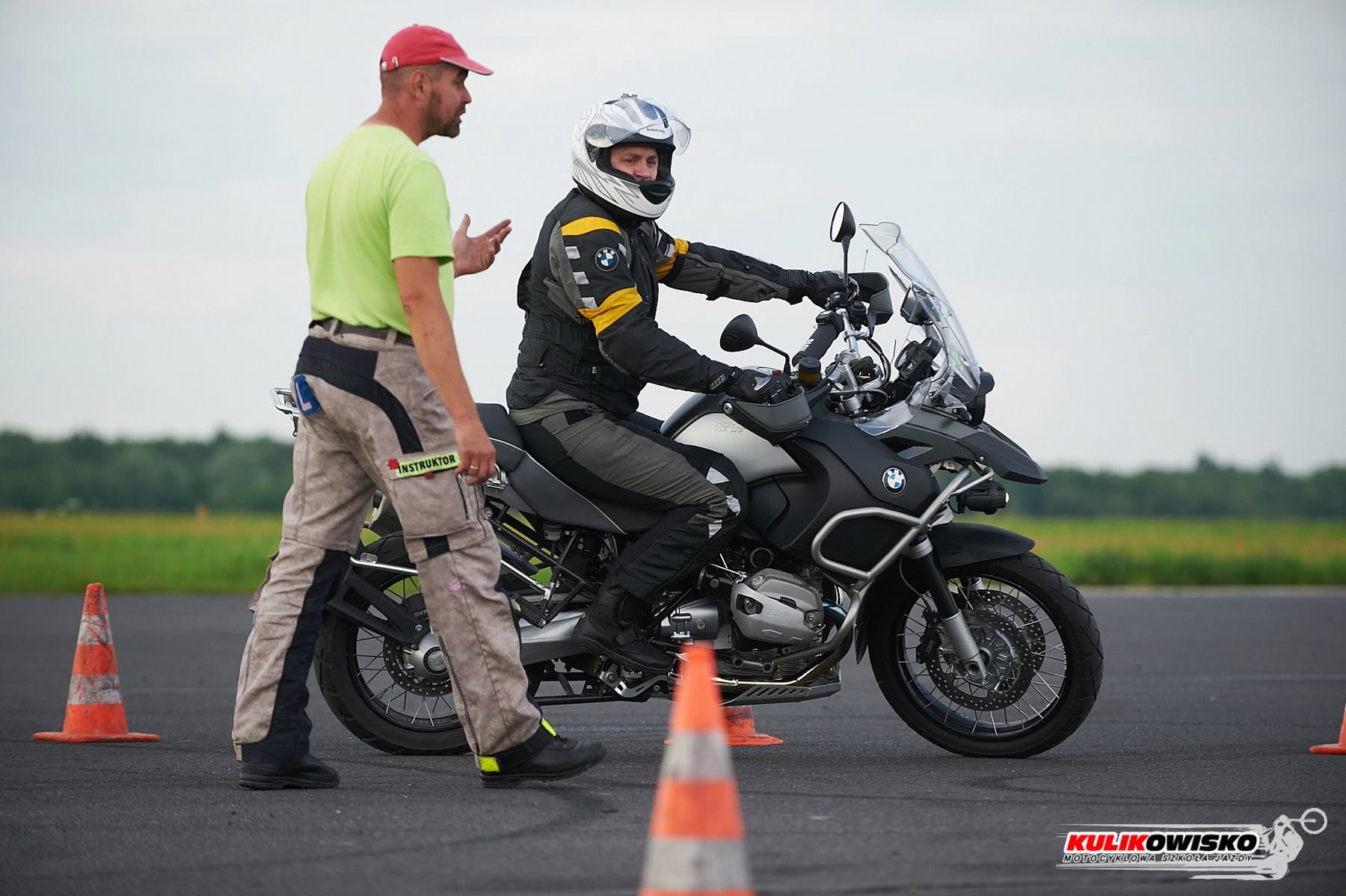 Motocykl vs samochód w korku - i kto ma rację? Rozmowa z instruktorem motocyklowym 2