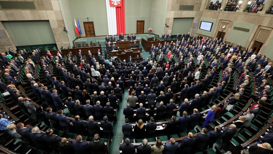 Warszawa, 11.12.2023. Posłowie podczas wspólnego odśpiewania hymnu narodowego na sali obrad Sejmu w Warszawie, 11 bm. Sejm wybrał Donalda Tuska na premiera. (mr) PAP/Paweł Supernak