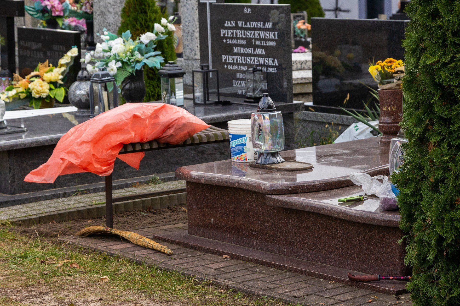 Trwają przygotowania do 1 listopada na cmentarzu w Poddębicach.