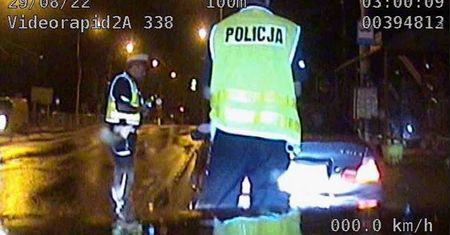 Godzina 2:57 w nocy, w radiowozie już na niego czekali. Teraz słono zapłaci