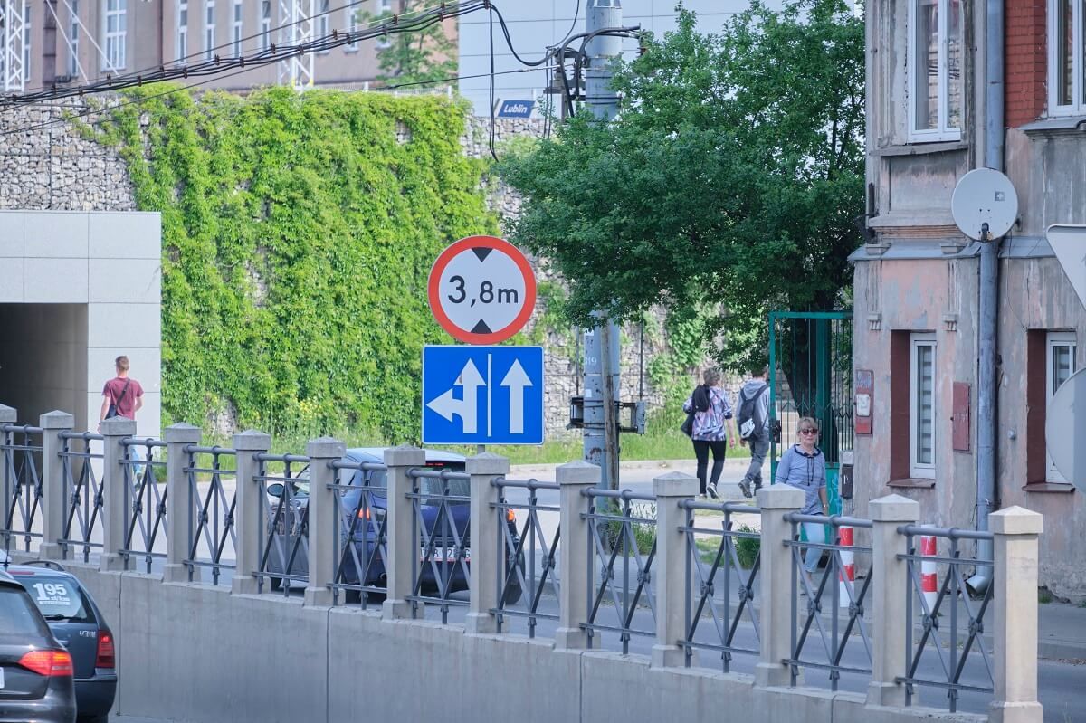 Nowe oznakowanie na ul. Kunickiego przed wiaduktem kolejowym