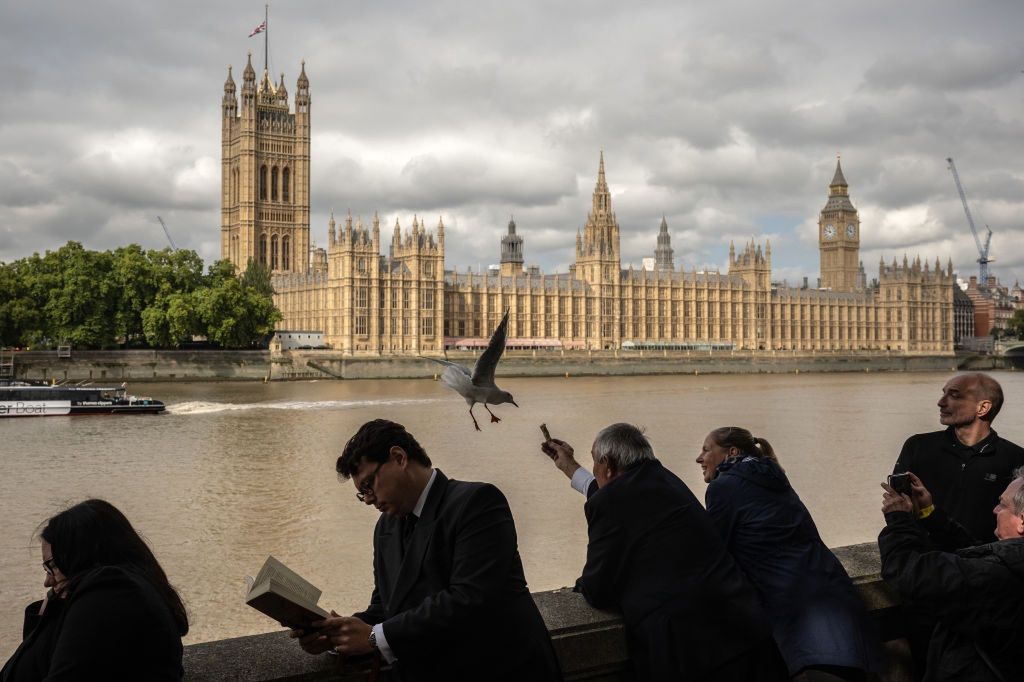 Pałac Westminsterski - siedziba brytyjskiego parlamentu. Do zatrzymania mężczyzny doszło obok parku po lewej stronie zdjęcia