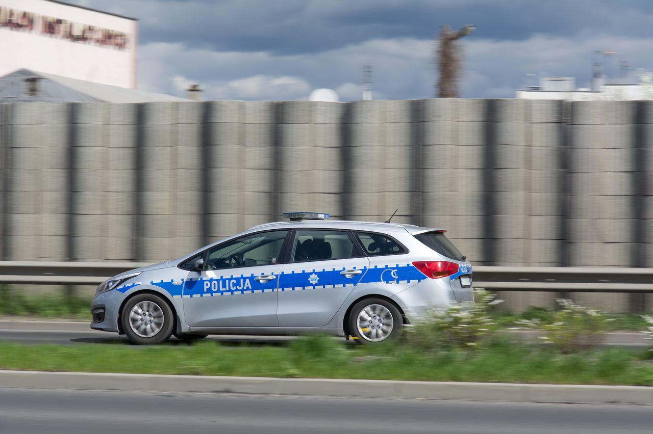 Dolny Śląsk: Dramatyczny pościg za kierowcą. Policja goniła go przez kilka powiatów. Auto w końcu dachowało