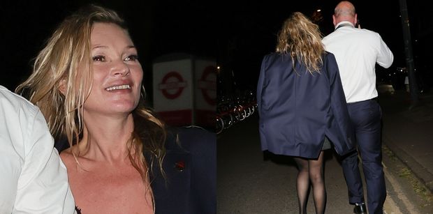 Roześmiana Kate Moss wtulona w ochroniarza wybiega z after party Gucci (ZDJĘCIA)