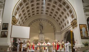 Poznań. Obraźliwy napis na drzwiach kościoła