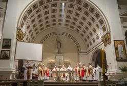 Poznań. Obraźliwy napis na drzwiach kościoła