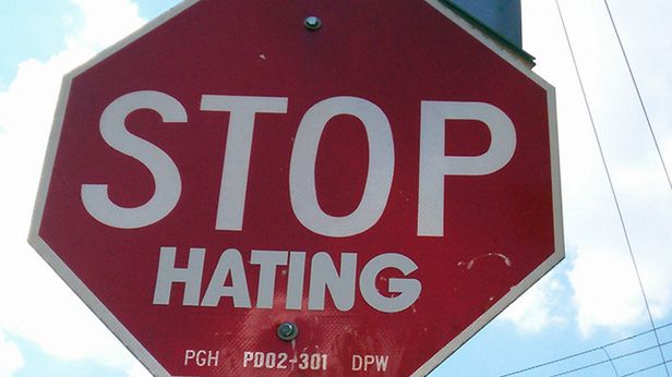 Mowa nienawiści w Internecie będzie ostro ścigana. Czego dokładnie nam zabraniają? 1