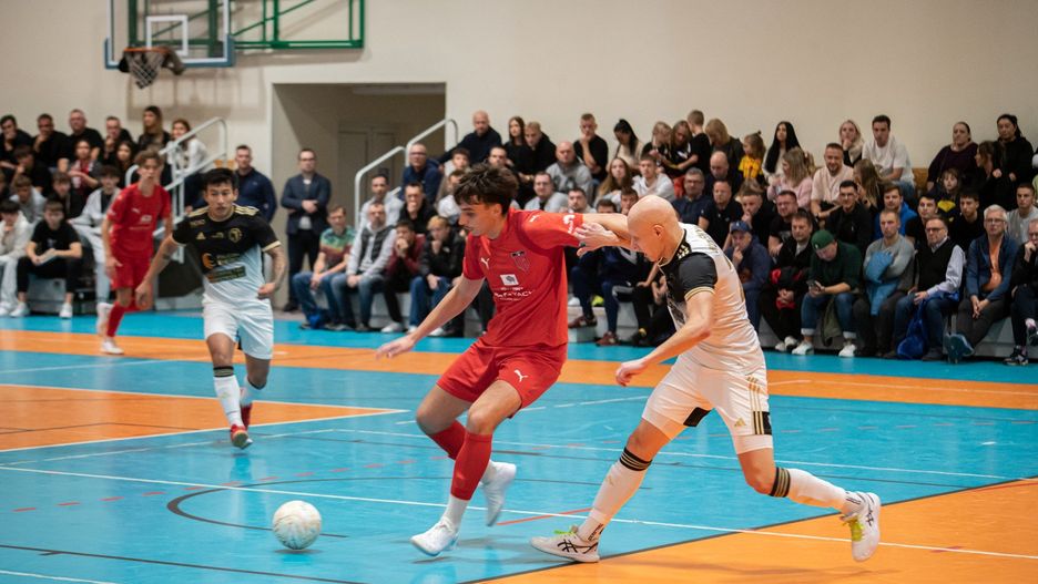 Zespół BAF Bonito (na czerwono) nie sprostał w derbach Białegostoku Jagiellonii Futsal