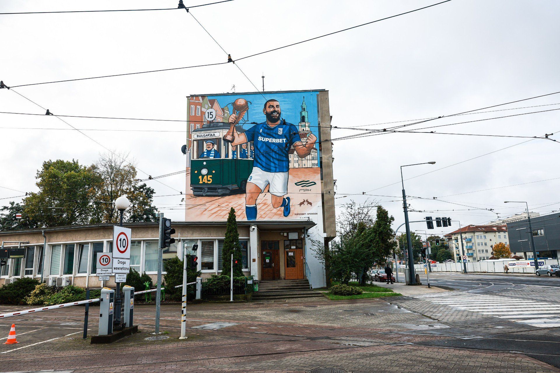 Odsłonięcie muralu na budynku MPK w Poznaniu z wizerunkiem Mikaela Ishaka, kapitana Lecha Poznań