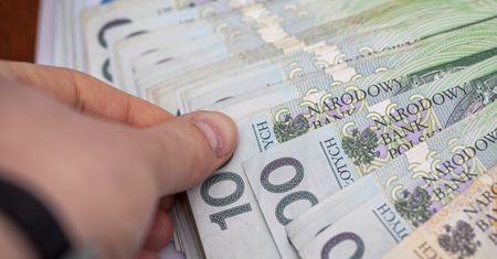 Lepiej nie dotykać banknotów? Chodzi o COVID-19. Nowe badanie