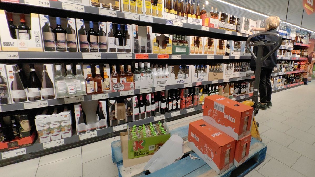 Stock Andrzej Zbraniecki
Fot. Andrzej Zbraniecki/East News, Lodz, 29.11.2023.
 Aldi - niemiecka siec dyskontow spozywczo-przemyslowych obecna na pieciu kontynentach. N/z dzial z alkoholem.
Andrzej Zbraniecki