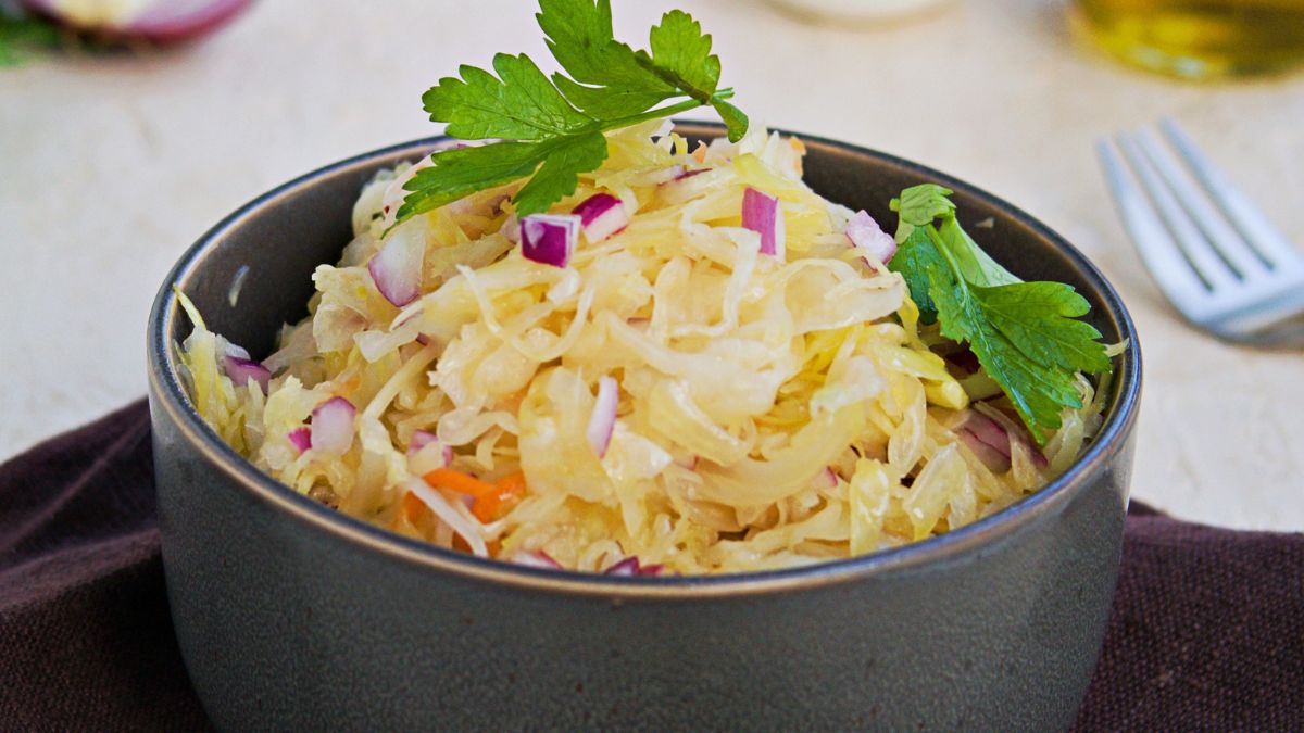 Surówka z kapusty idealnie się komponuje z wigilijnym karpiem