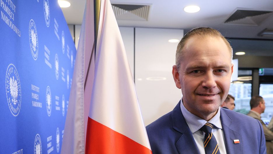 Warszawa, 27.11.2024. Prezes IPN Karol Nawrocki podczas konferencji prasowej, dot. stanowiska ministrów spraw zagranicznych Polski i Ukrainy w sprawie rozpoczęcia prac ekshumacyjnych na Wołyniu, 27 bm. w siedzibie Instytutu Pamięci Narodowej w Warszawie. (jm) PAP/Paweł Supernak