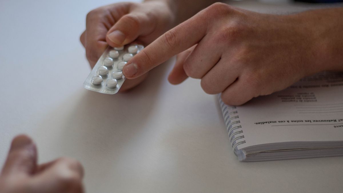 male doctor prescribes prescription for pills
Man holds one pill left
Alena Butor
healthcare