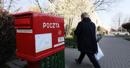 Koronawirus. Raport z frontu, dzień siedemnasty. "Na pomysł wyborów korespondencyjnych mógł wpaść tylko ktoś oderwany od rzeczywistości"