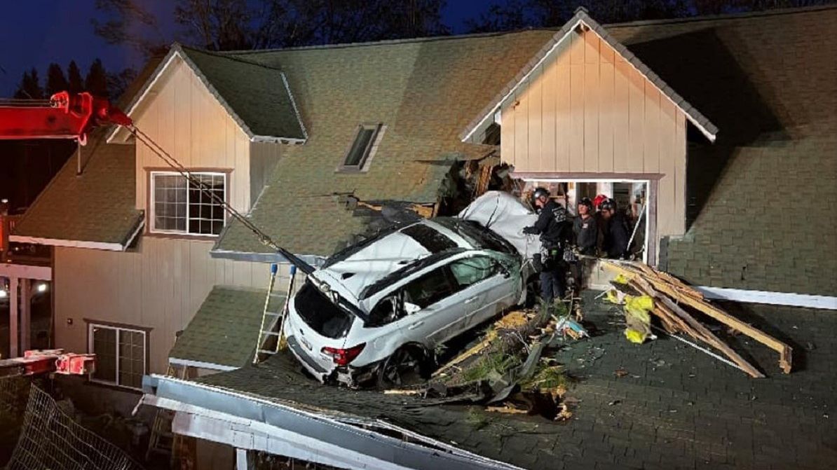 Szok! Kierowca wjechał autem na drugie piętro. 