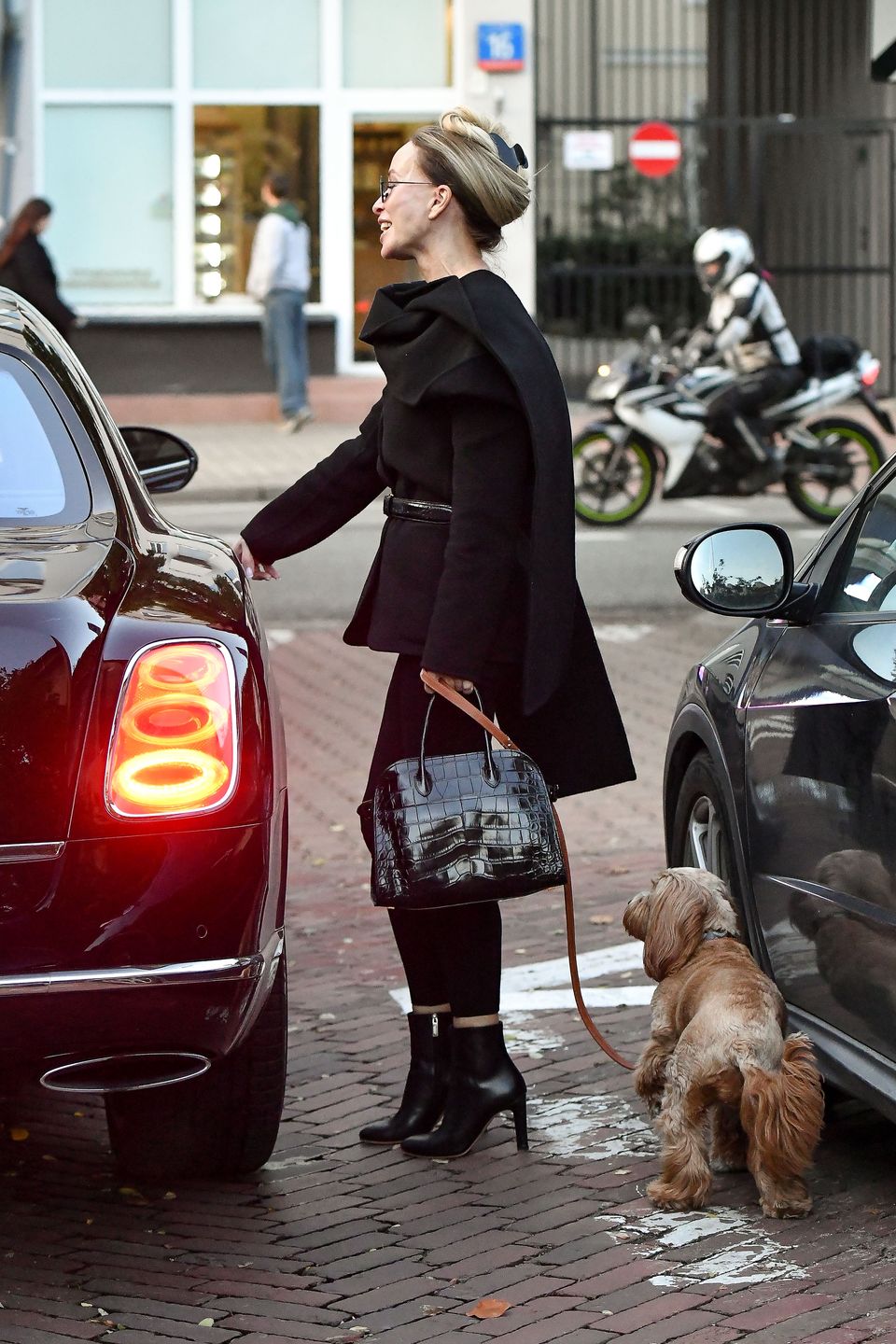 Joanna Przetakiewicz spaceruje z psem po mieście