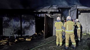 Pożar wędzarni w Świerczynie. Jedna osoba nie żyje, na miejscu 13 zastępów straży