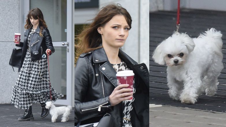 Karolina Małysz wyprowadza na spacer pieska i torebkę za 11 tysięcy złotych