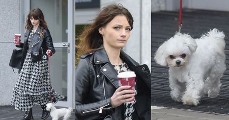 Karolina Małysz rzuca groźne spojrzenia paparazzim, wyprowadzając pieska na spacer (ZDJĘCIA)