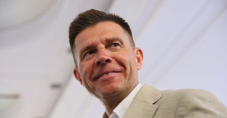 Petru znowu błysnął. "Mam jego numer w komórce"