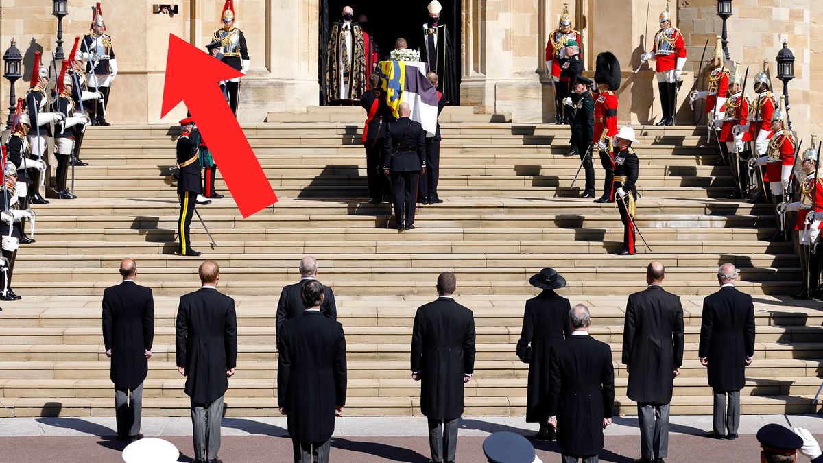 Fotograf schował się w sztucznym filarze podczas pogrzebu. Książę Filip wymyślił to za życia 1