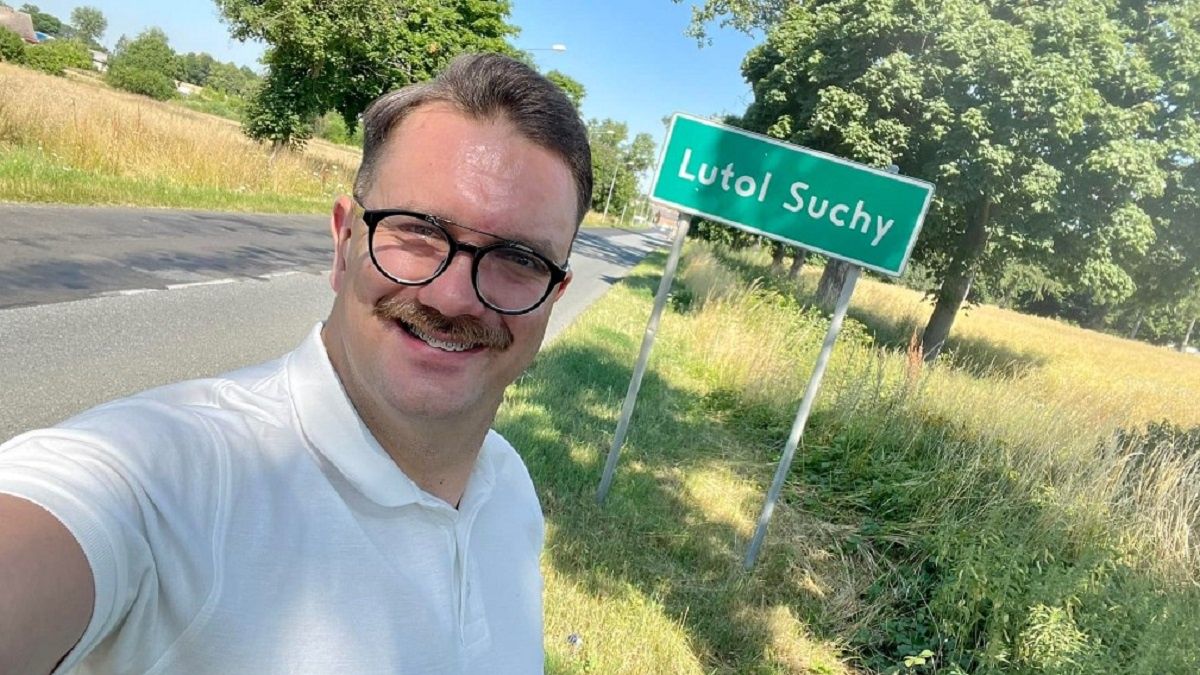 Poseł Łukasz Mejza ma kłopoty. Chodzi o jego plakaty wyborcze. 