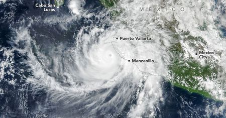 NASA to uchwyciła. Fale atmosferyczne nad huraganem Simon