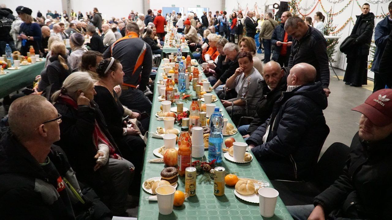 Na wigilijne spotkanie zostaną przyrządzone m.in. czerwony barszcz (około 400 litrów) z uszkami (2,5 tys. sztuk), smażona ryba (200 kg), sałatka śledziowa (200 kg), pieczywo, ciasta, słodycze. Takie potrawy trafią też do paczek.