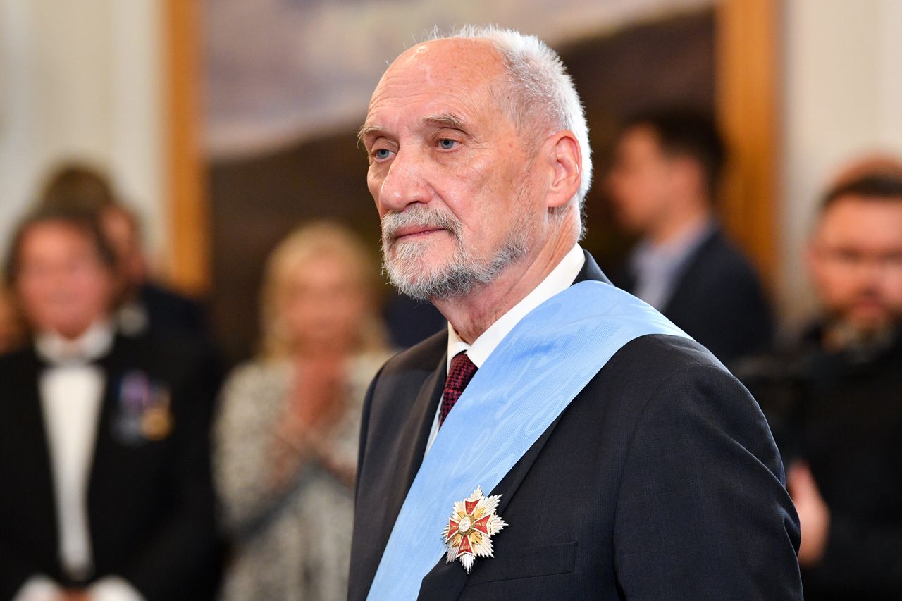 Macierewicz odznaczony. "Wstyd i hańba"