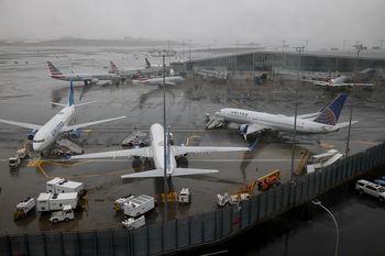 Zapadlisko przy pasie w Nowym Jorku. Paraliż na lotnisku LaGuardia