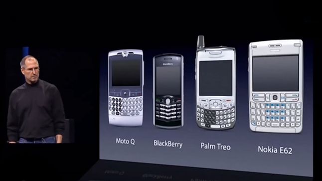 Steve Jobs podczas wystąpienia krytykuje smartfony z fizycznymi klawiaturami.