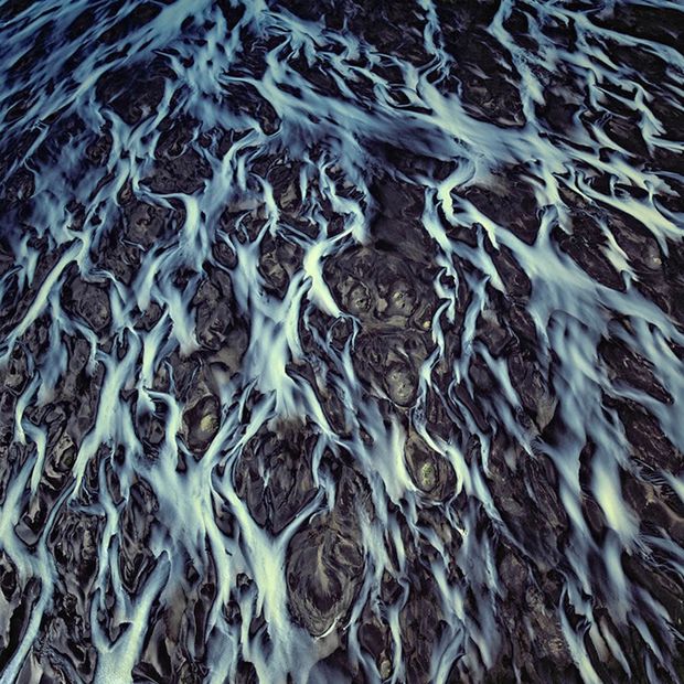 Bernhard Edmaier to niemiecki fotograf, który stworzył ciekawy cykl zdjęć którego tytułem i motywem przewodnim jest „Woda”. Cykl składa się ze zdjęć lotniczych z całego świata, na których możemy podziwiać różne formy jakie woda tworzy na powierzchni naszej planety.