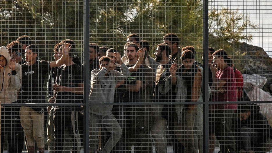 Archiwum zagraniczne East News 2025-07
Migrants stand behinfd a fence as they are gathered by Greek coast guard officers after disembarking from a cargo ship, in the port of Lavrio, south of Athens, on July 10, 2025. The migrants were rerouted from Crete, where more than 2,000 people have arrived from Libya in recent days, sparking anger among local authorities and tourism operators on premier Kyriakos Mitsotakis' home island. (Photo by Aris MESSINIS / AFP)
ARIS MESSINIS